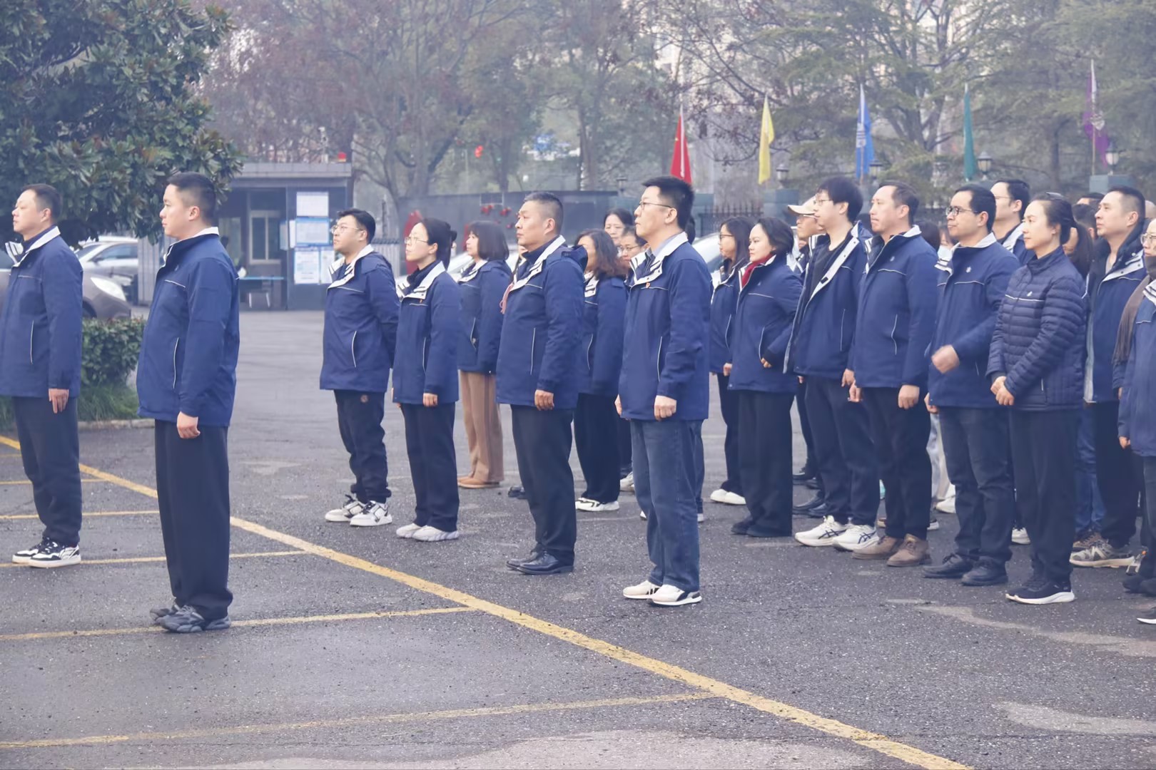 晨光映旗起新篇，凝新奮進(jìn)新征程